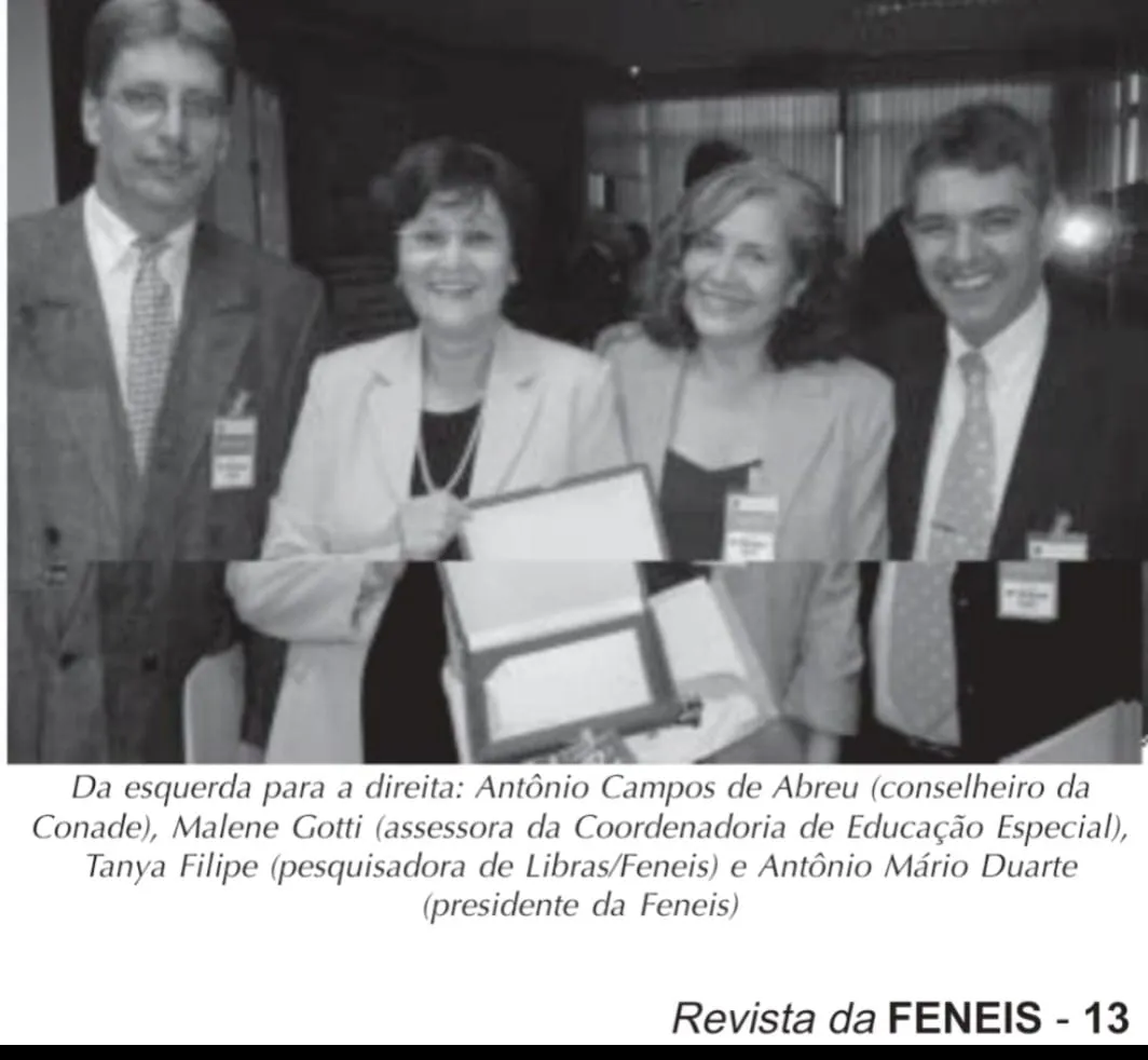 Antônio Campos de Abreu ao lado de Malene Gotti, Tanya Filipe e Antônio Mário Duarte em registro publicado na Revista da FENEIS.