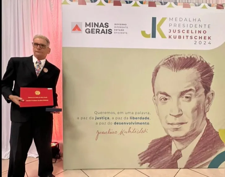 Antônio Campos de Abreu com o certificado da Medalha Presidente Juscelino Kubitschek, concedida pelo Governo de Minas Gerais em 2024.