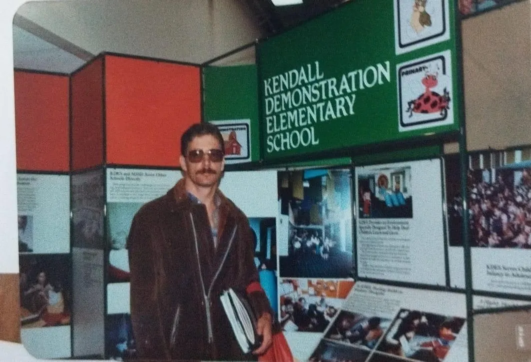 Visitante diante de painel expositivo da Kendall Demonstration Elementary School, nos Estados Unidos.
