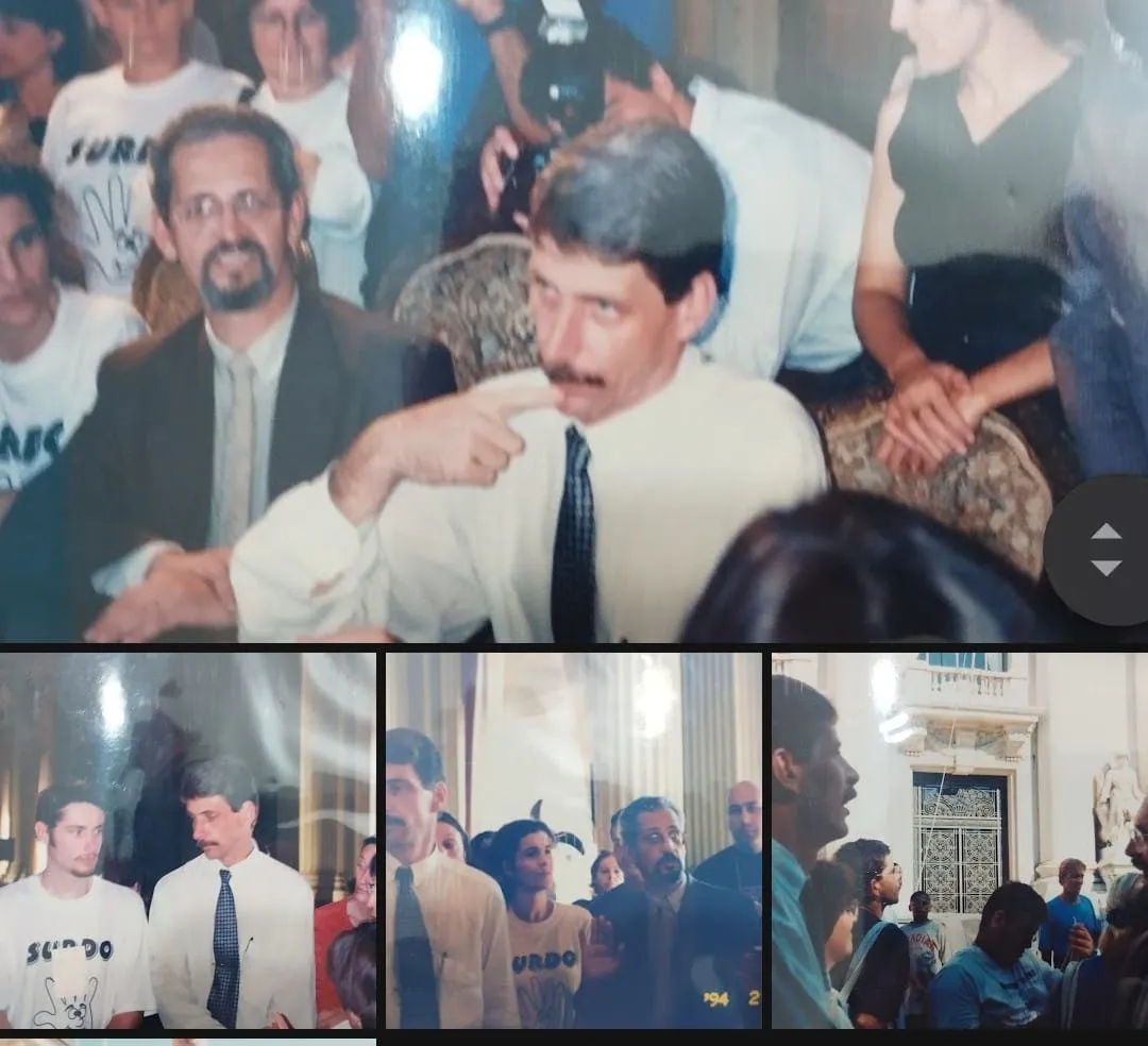 Manifestantes com camisetas escritas Surdo durante mobilização em prédio público, em 1994.