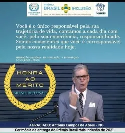 Cerimônia de entrega do Prêmio Brasil Mais Inclusão de 2021, com Antônio Campos de Abreu anunciado como agraciado por Minas Gerais.