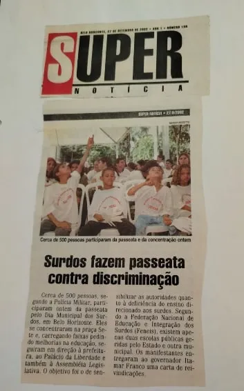 Recorte do jornal Super Notícia de 27 de setembro de 2002 com a manchete Surdos fazem passeata contra discriminação, sobre manifestação em Belo Horizonte.