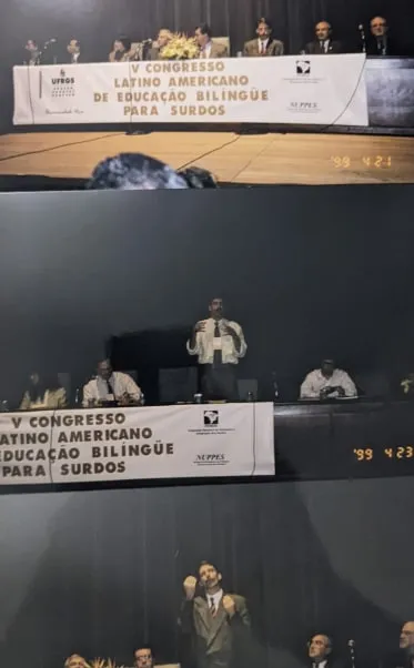 Registros do V Congresso Latino-Americano de Educação Bilíngue para Surdos, realizado em abril de 1999, com lideranças surdas sinalizando na mesa de abertura.