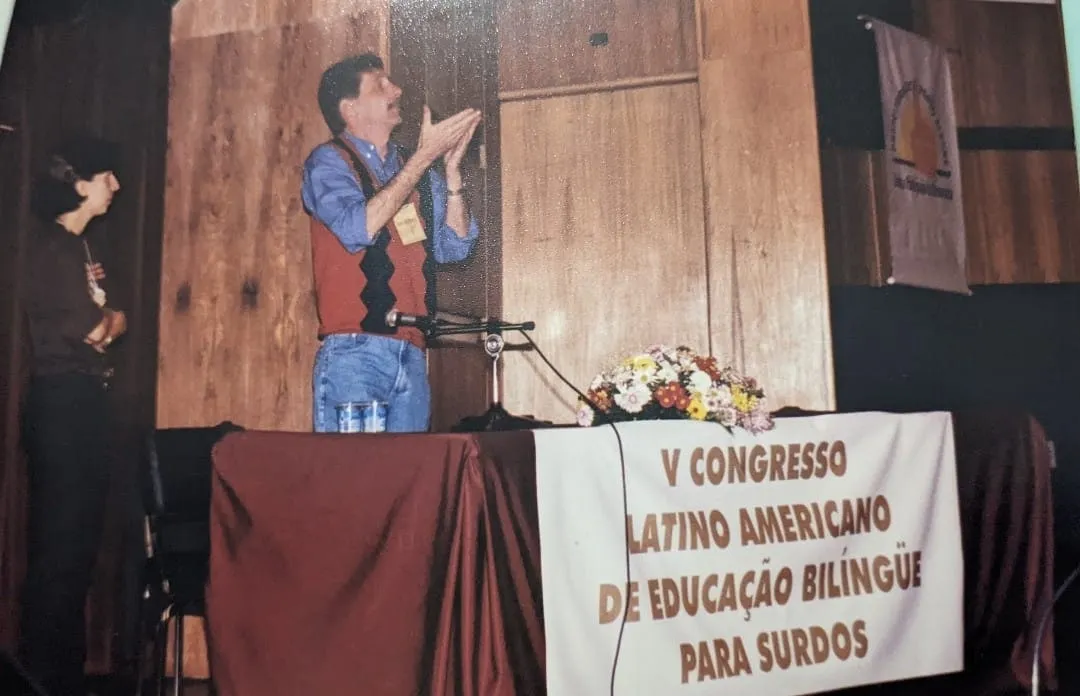 Palestrante sinalizando durante o V Congresso Latino-Americano de Educação Bilíngue para Surdos.